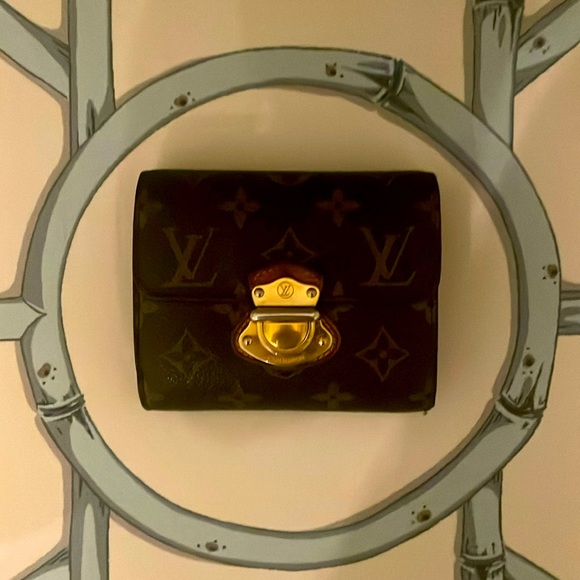 GUC LV Louis Vuitton monogram compact wallet with gold closure. - Picture 3 of 12